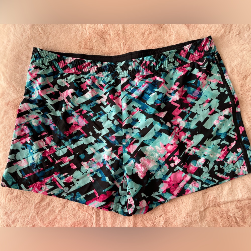 NWT Fabletics Eloise Athletic Short in Beta Geo Print